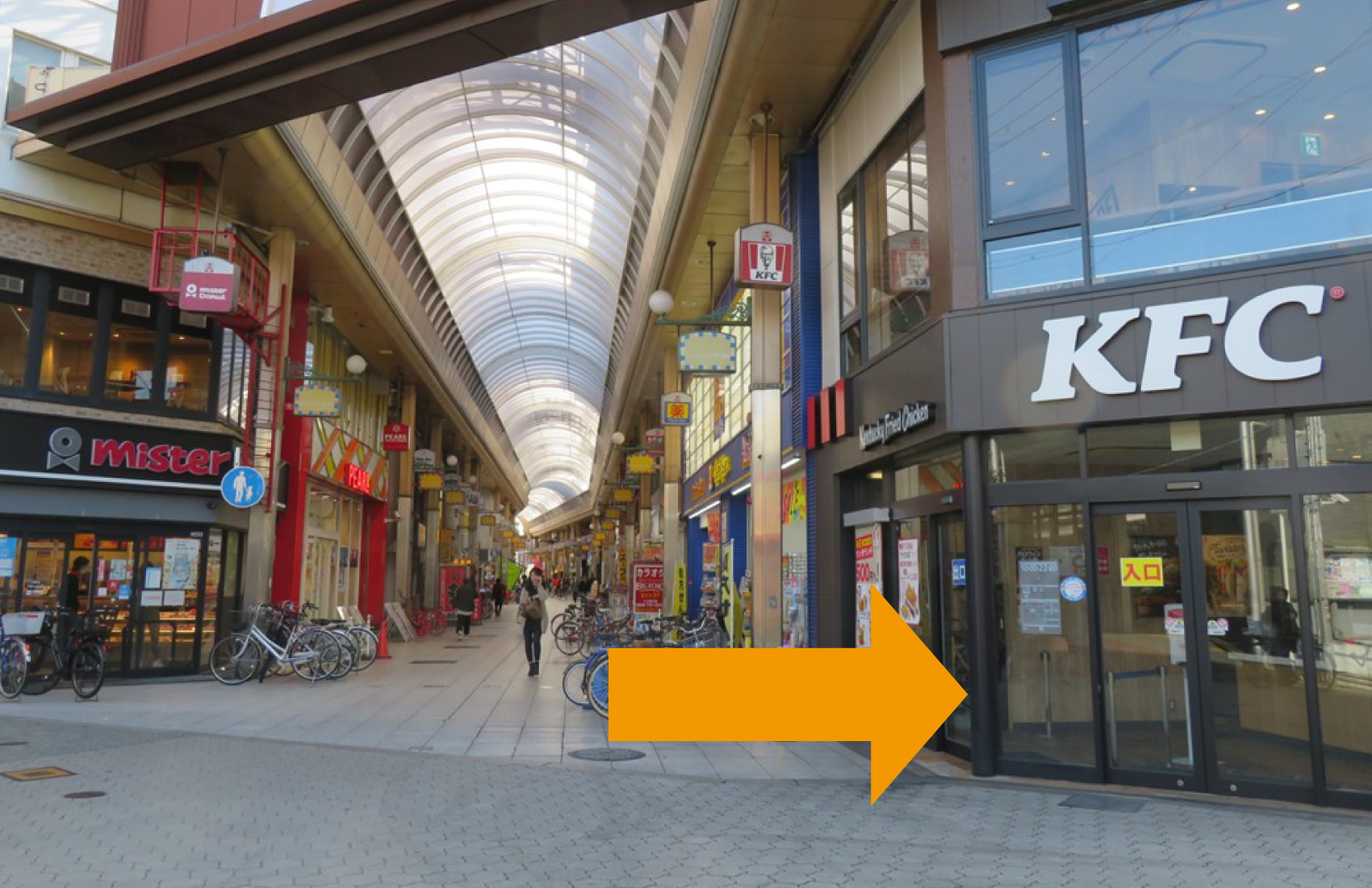 商店街には入らず、KFC前を右折。線路沿いを60m直進。