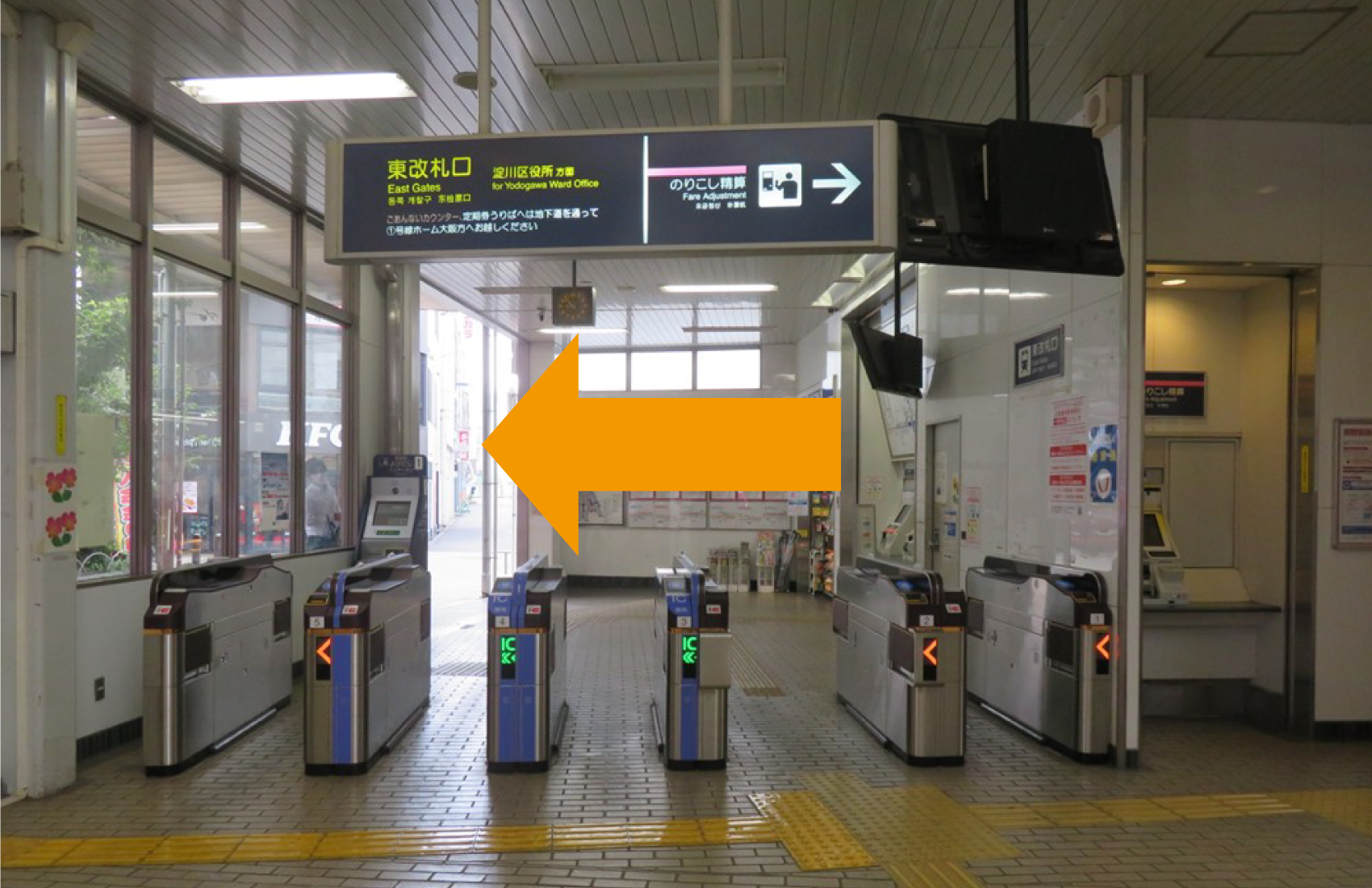 阪急十三駅＜東口＞改札出てすぐ左へ。