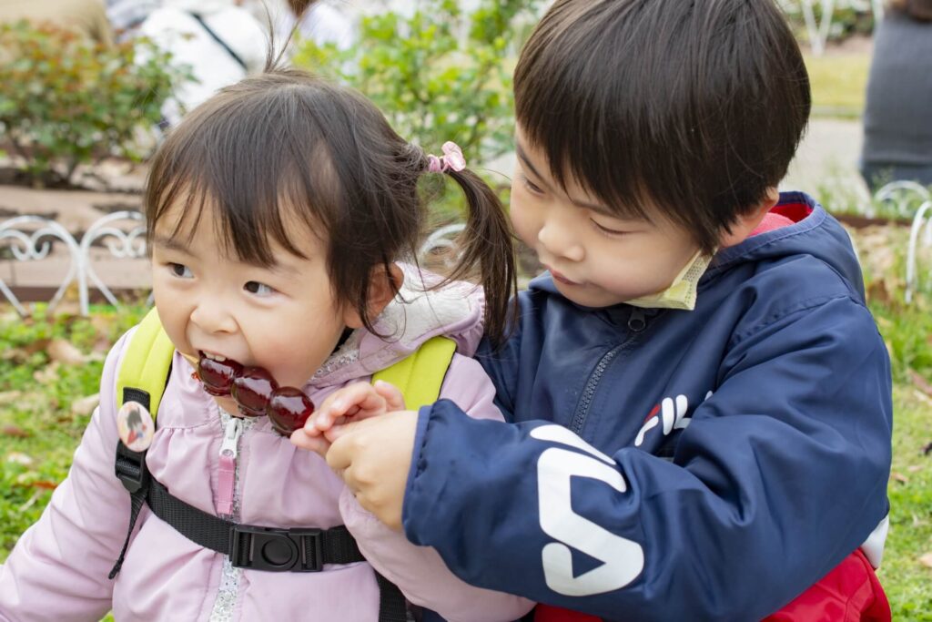 妹のお世話をする兄