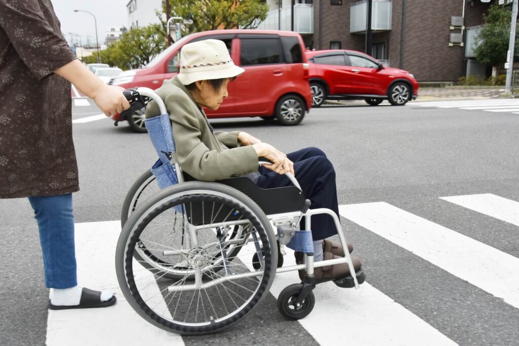 車椅子を押す