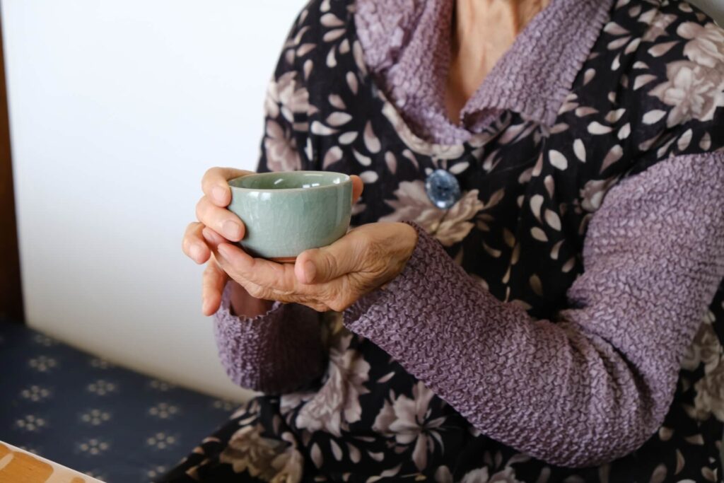 お茶を飲む老人