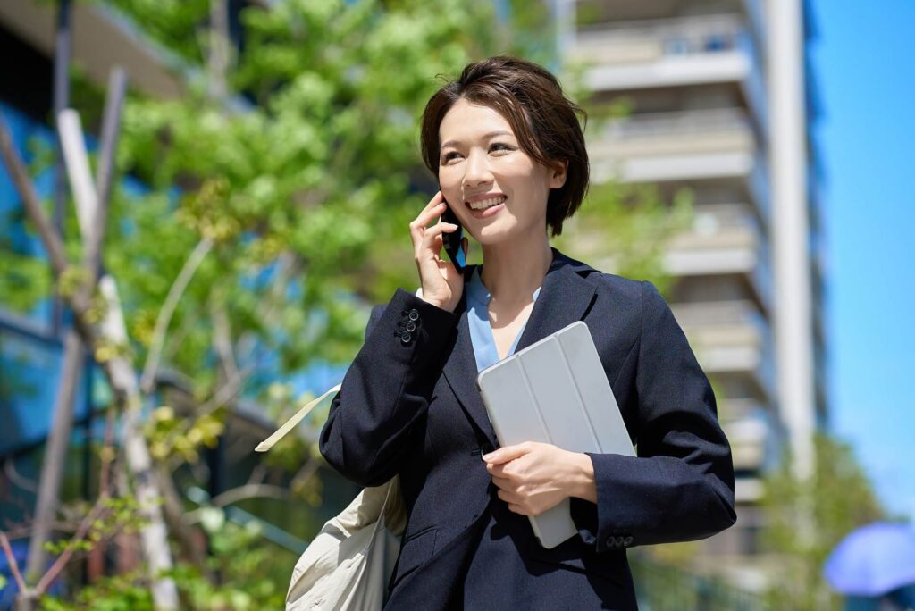 電話で話す女性