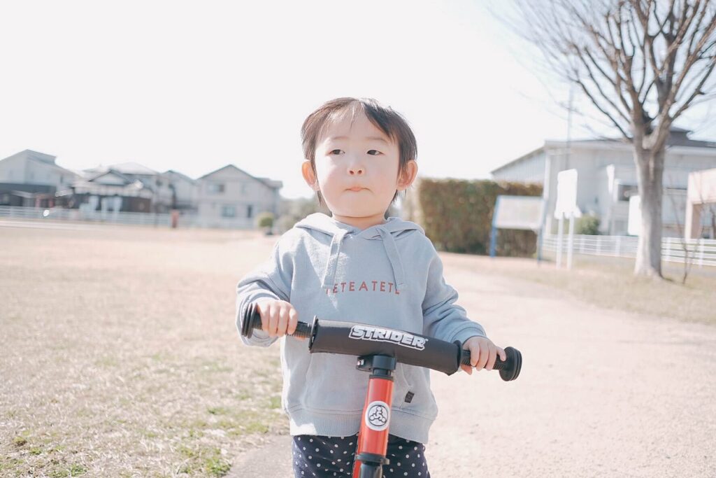 外で遊ぶ子ども