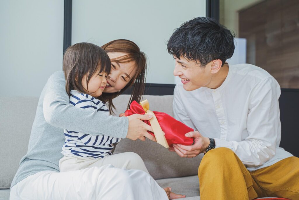 贈り物で遊ぶ女の子