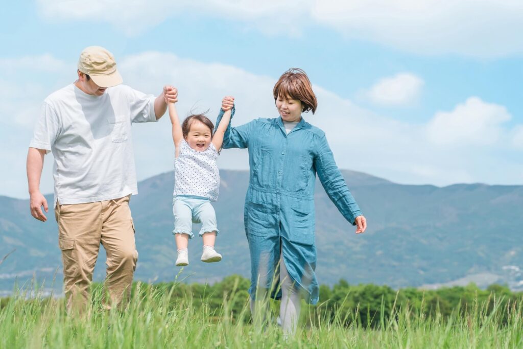 両親に持ち上がられる子供