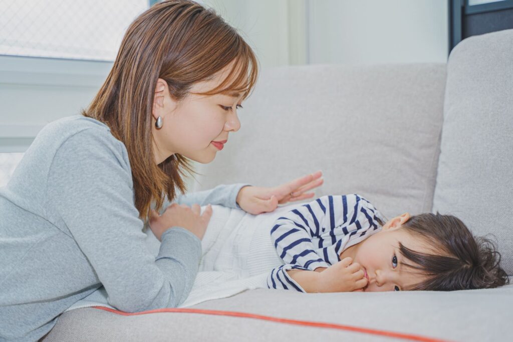 寝かしつけをするママ