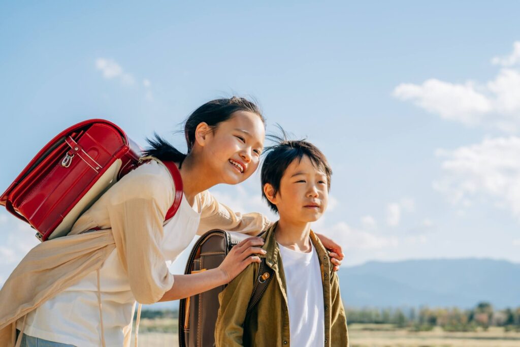 男の子を励ますお姉ちゃん