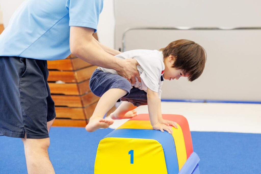 運動を教えてもらう男の子