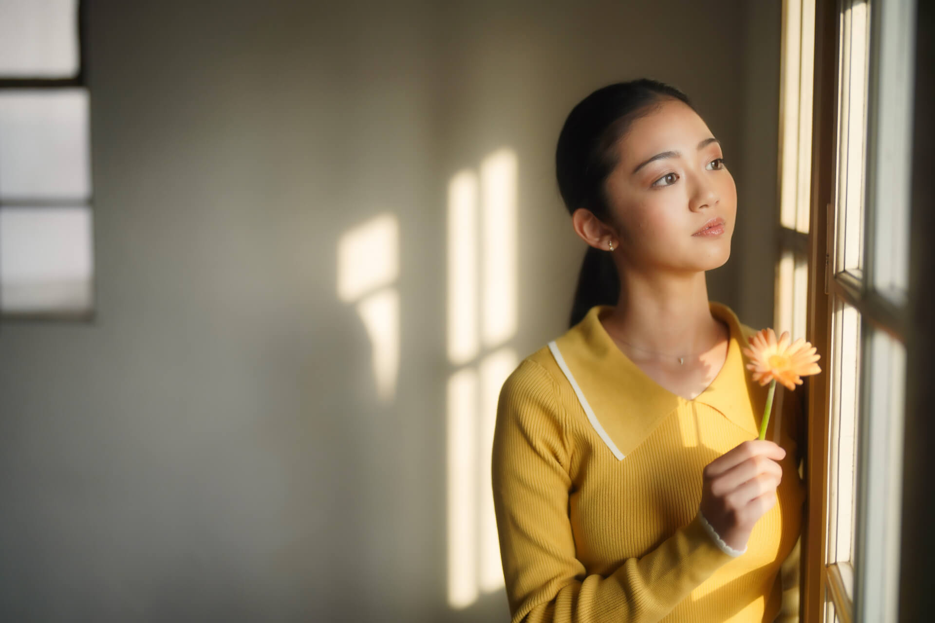 外を見る女性