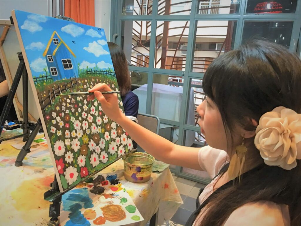 絵を書くことに集中する女性