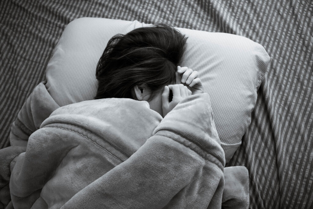 病気で寝込んでいる女性