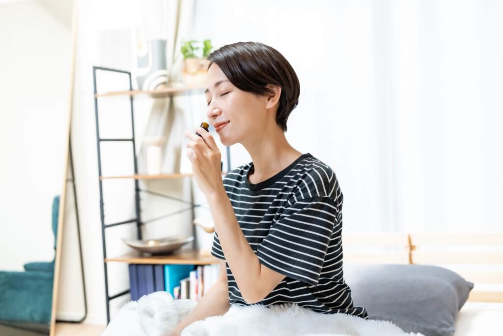 アロマの香りを楽しむ女性