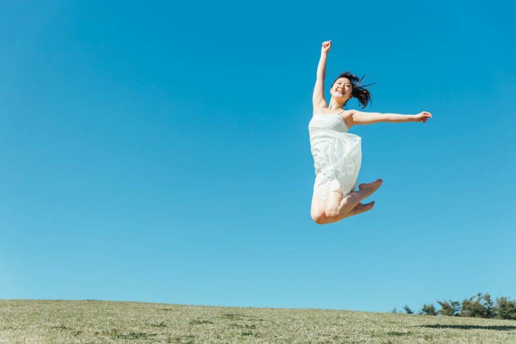 自由に羽ばたく女性