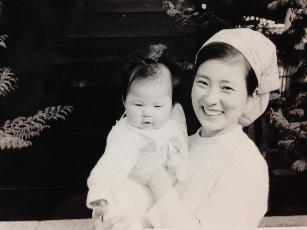 赤ちゃんと笑顔のママ