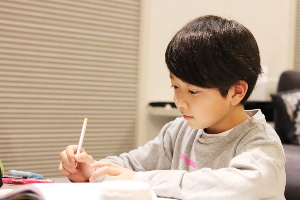 勉強をする男の子