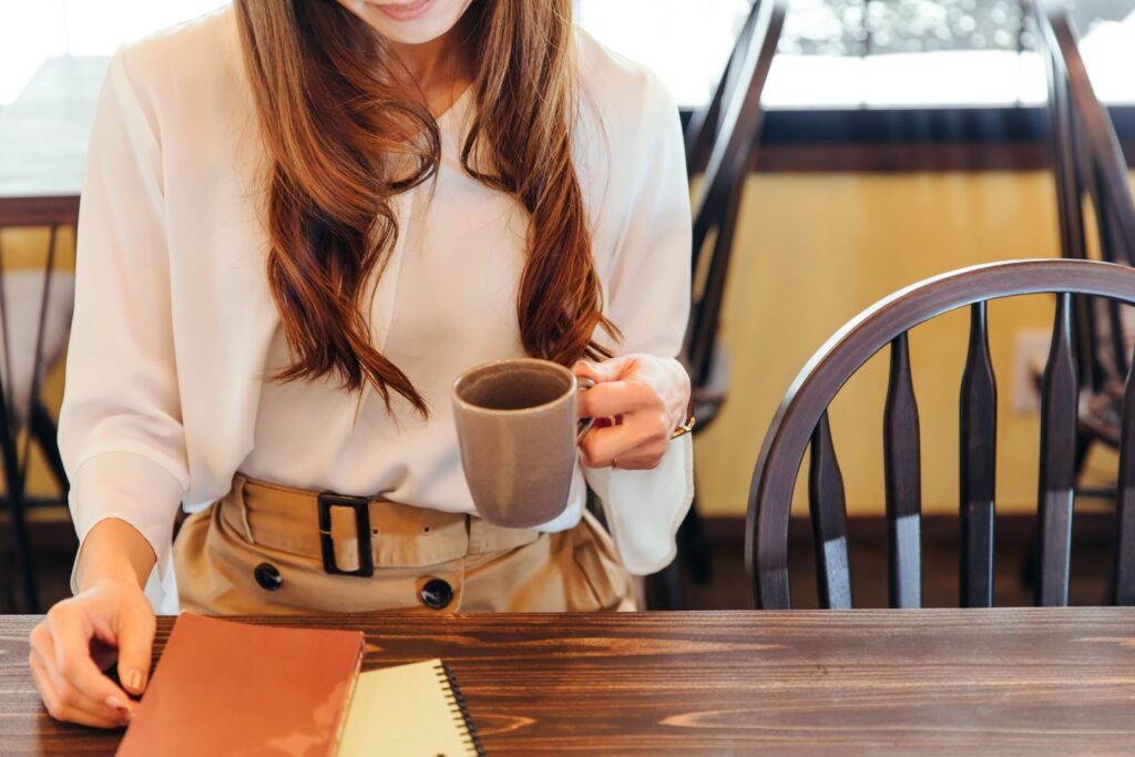 マグカップを持つ女性