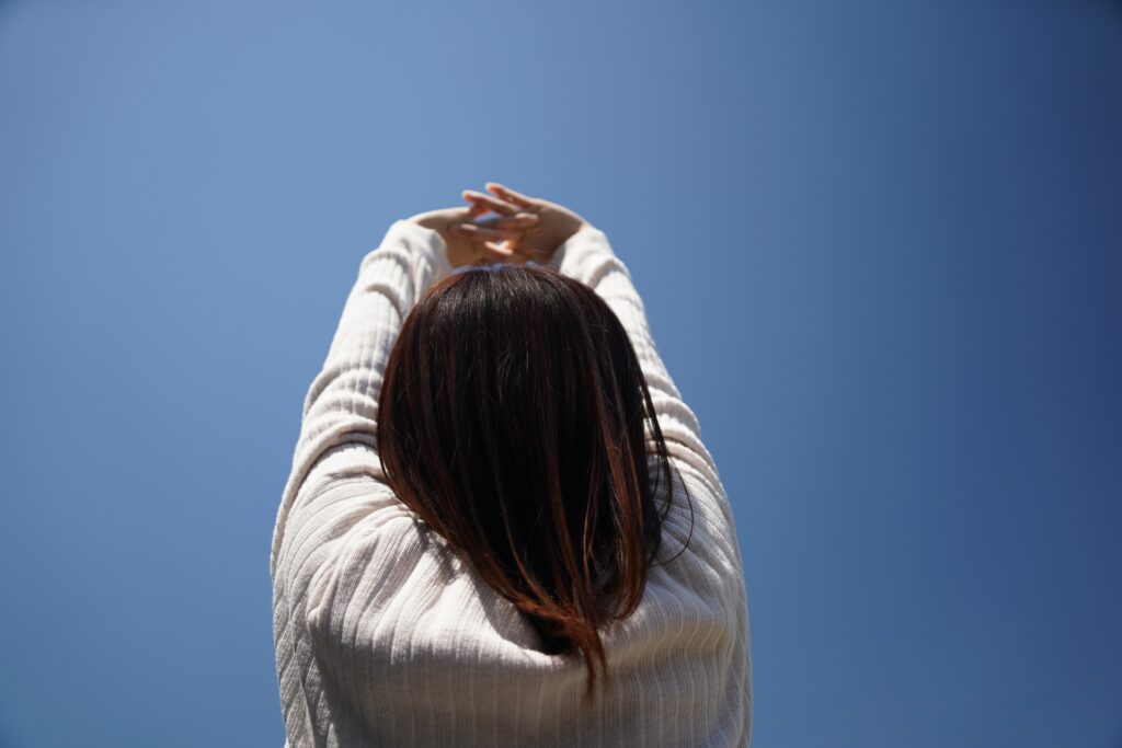 青空を仰ぐ女性