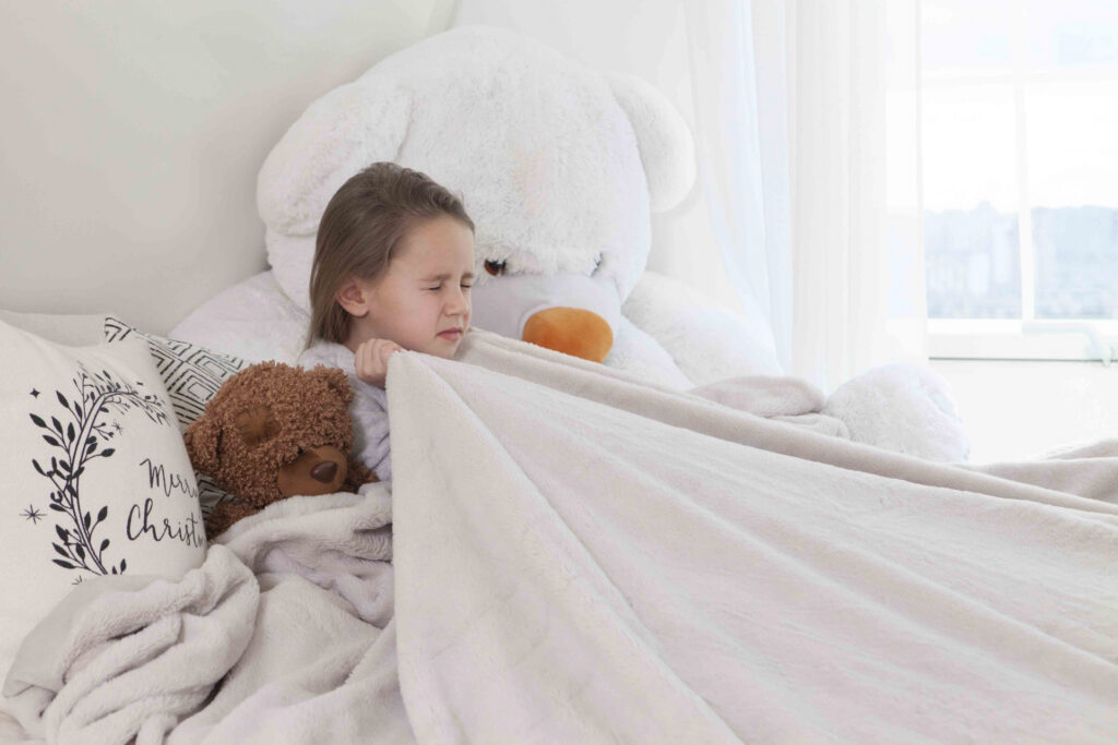 恐れて隠れる女の子