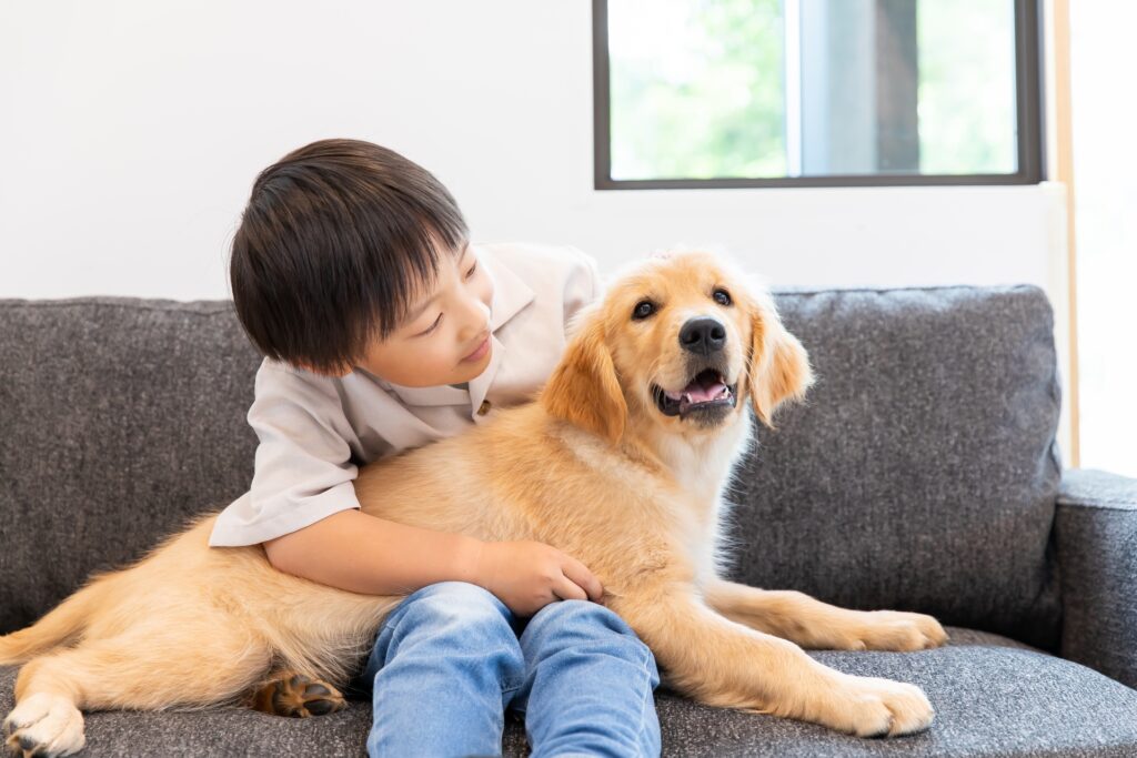 犬とお話をする男の子