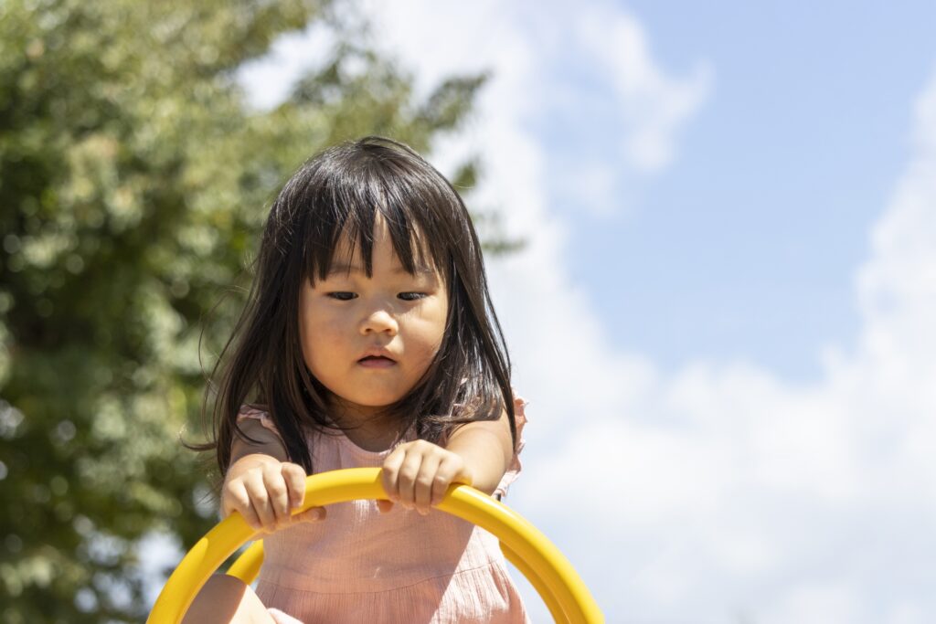 怖がりながらも遊ぶ子ども
