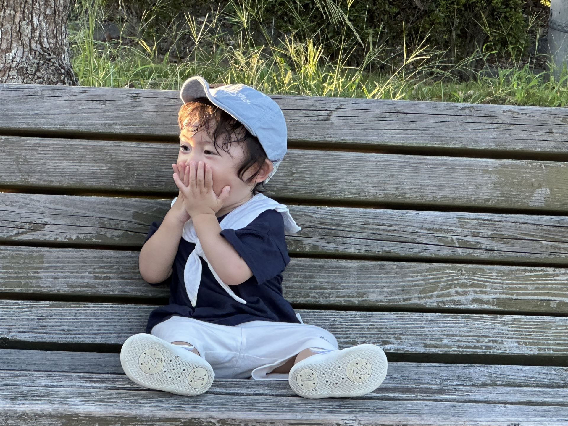 ベンチで楽しそうな子ども