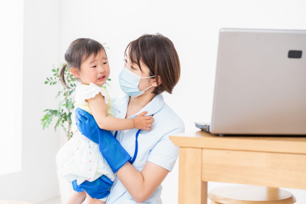 泣いている女の子をあやす女性