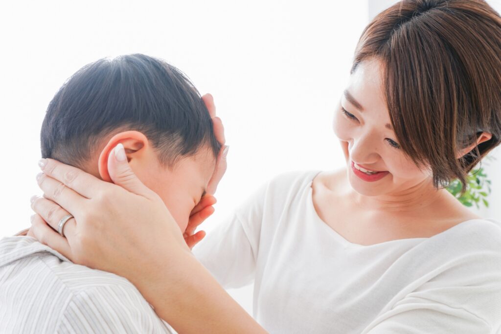 子どもの顔を覗き込むやさしいママ