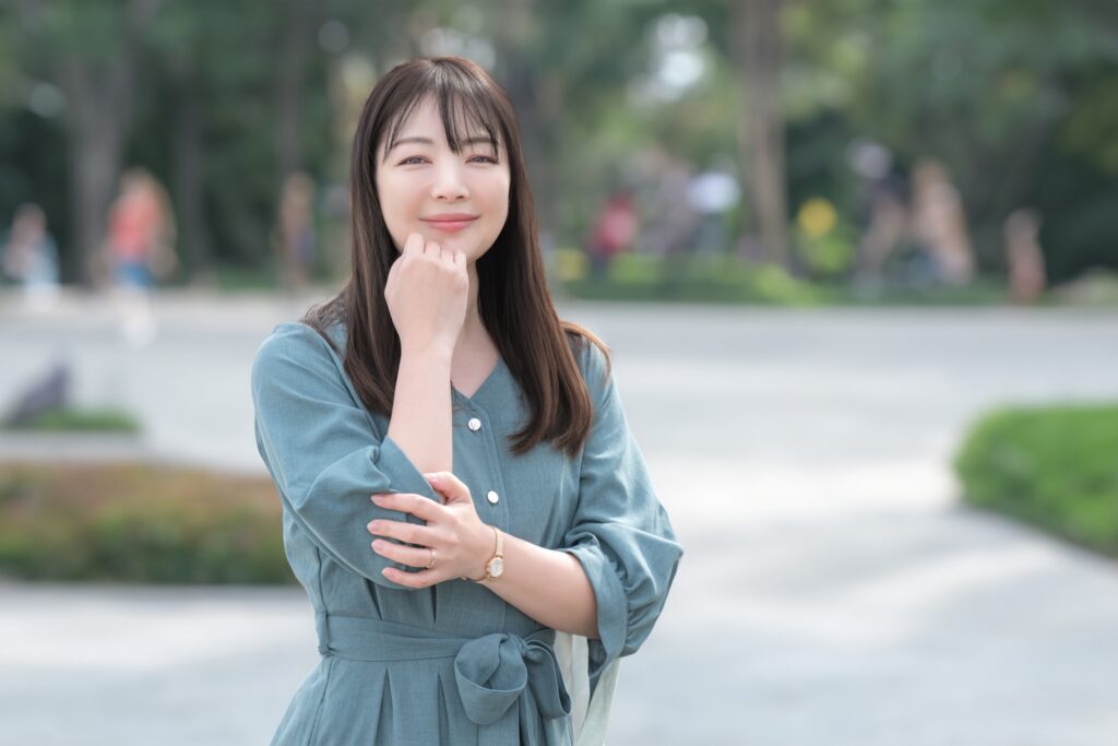 やさしく微笑む女性