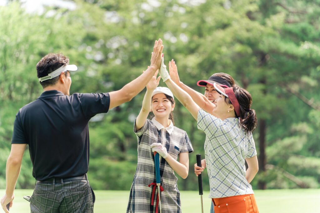 ハイタッチする若者たち