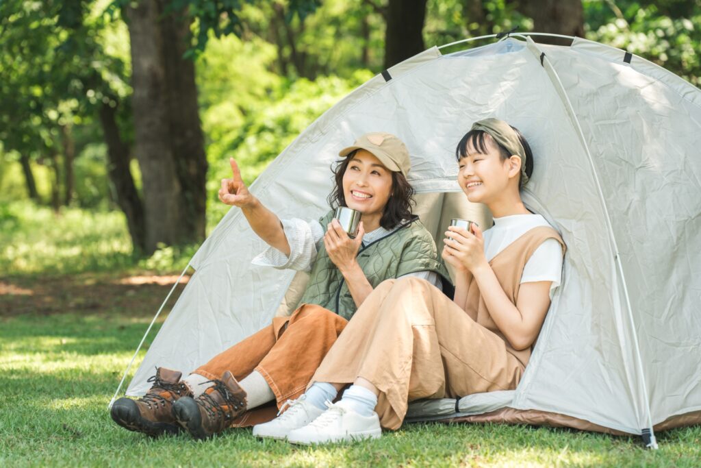 キャンプを楽しむママと女の子