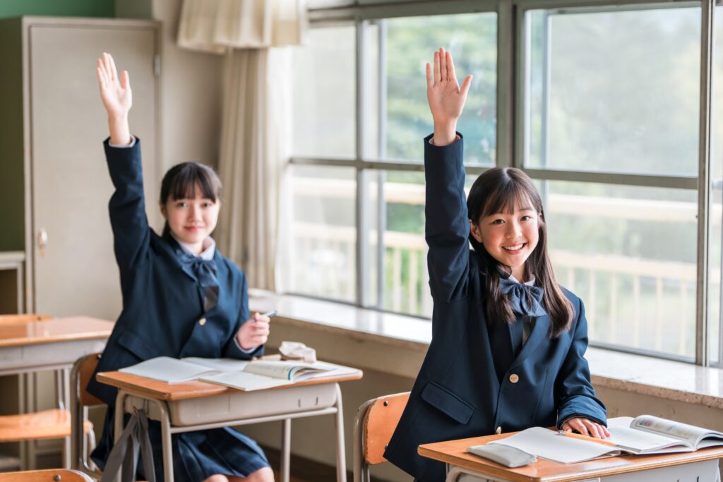 質問したくて挙手をする女の子たち