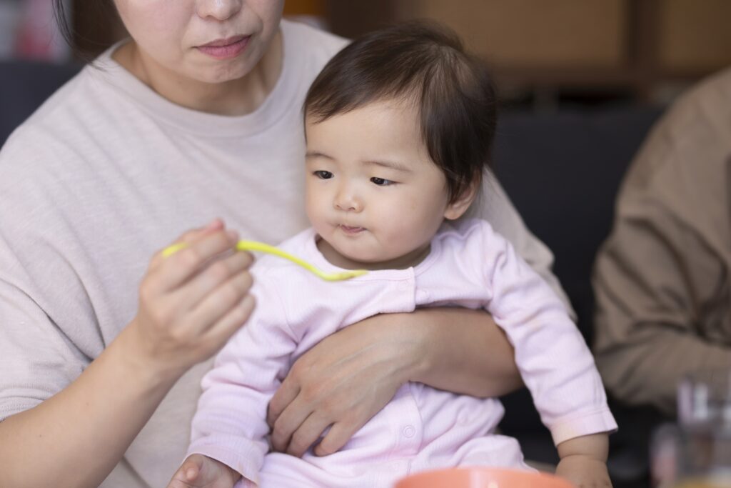 離乳食を食べる赤ちゃん