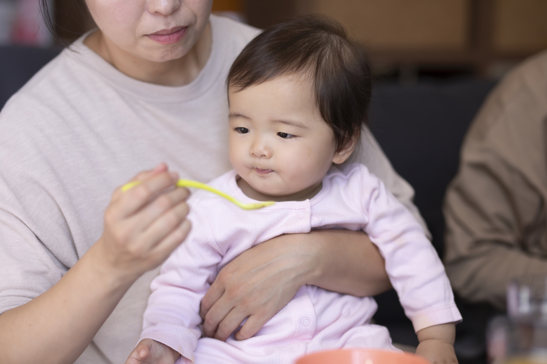 離乳食を食べる赤ちゃん