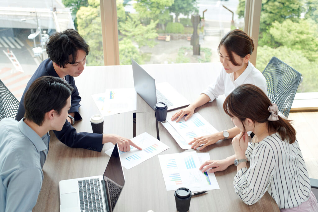 仲良く仕事をする仲間